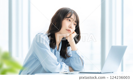 A woman thinking/businesswoman 124236003