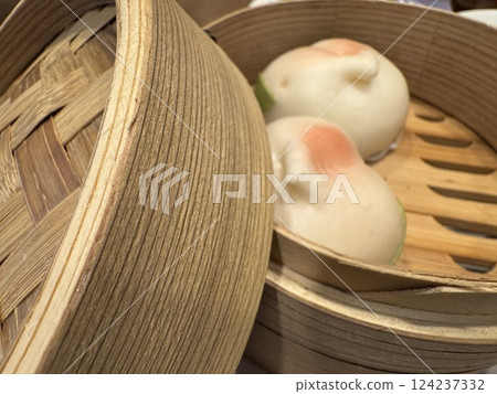 用於蒸煮桃包子的竹蒸籠 124237332