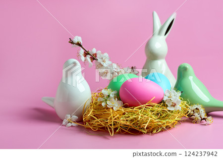 Easter Decor with Birds and Eggs. Easter Decor with Birds and Eggs. 124237942