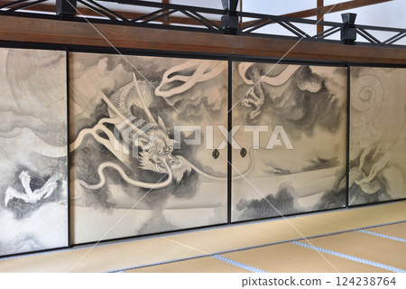 World Heritage Site: Ryoanji Temple, dragon on the sliding door of the abbot's chamber (Ukyo Ward, Kyoto City) World Heritage Site: Ryoanji Temple, dragon on the sliding door of the abbot's chamber (Ukyo Ward, Kyoto City) 124238764