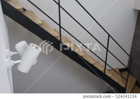 安裝在房屋中庭的聚光燈 124241114