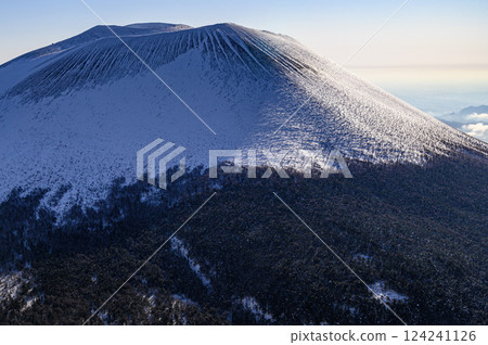 Mt. Asama in the harsh winter as seen from Mt. Kurobanza (Gâteau au Chocolat) 124241126