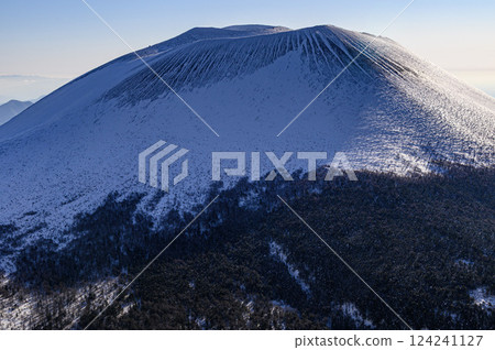 從黑萬座山（巧克力蛋糕）望去嚴冬中的淺山 124241127