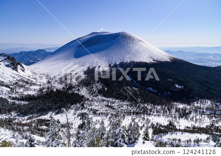 從黑萬座山（巧克力蛋糕）望去嚴冬中的淺山 124241128