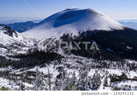 Mt. Asama in the harsh winter as seen from Mt. Kurobanza (Gâteau au Chocolat) 124241132