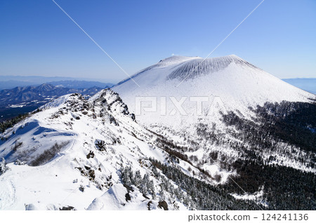 Mt. Asama in the harsh winter as seen from Mt. Kurobanza (Gâteau au Chocolat) 124241136