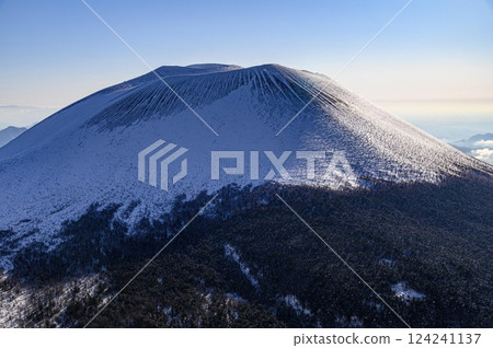 從黑萬座山（巧克力蛋糕）望去嚴冬中的淺山 124241137