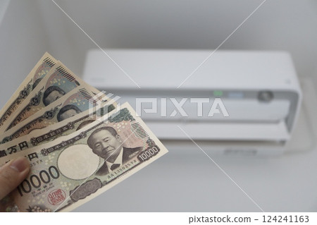 Air conditioner and paper money Image of the electricity bill for air conditioner 124241163