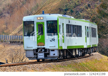 Kiha 110 系列列車行駛於埼玉縣唯一的非電氣化線路八高線。 124241199