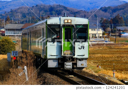 Kiha 110 系列列車行駛於埼玉縣唯一的非電氣化線路八高線。 124241201