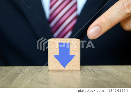 商人和向下箭頭 124241334