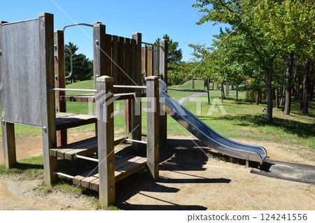 兒童公園的木製遊樂場 兒童公園的木製遊樂場 124241556