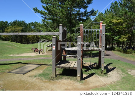 兒童公園的木製遊樂場 兒童公園的木製遊樂場 124241558