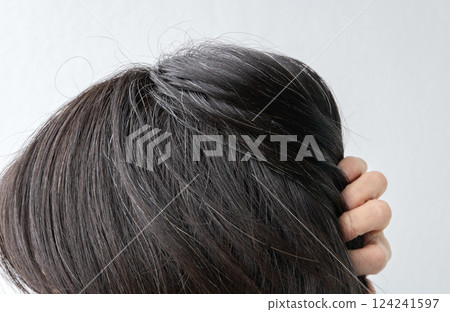 日本女性的頭髮開始出現白髮 124241597
