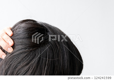 日本女性的頭髮開始出現白髮 124241599