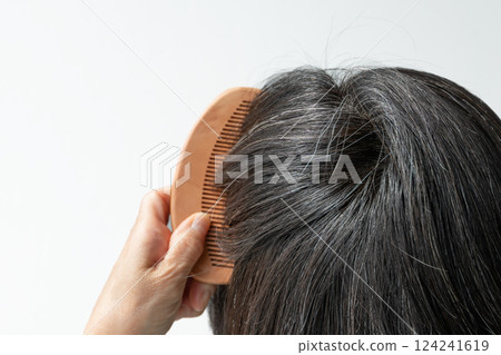 日本女人正在梳理她的灰白頭髮。 124241619
