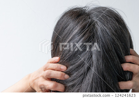 日本女性的頭髮已白髮。 124241623