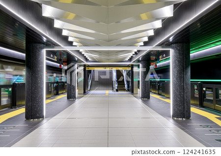 大阪府夢島站的月台上，停著一輛大阪地鐵 30000A 系列列車 124241635