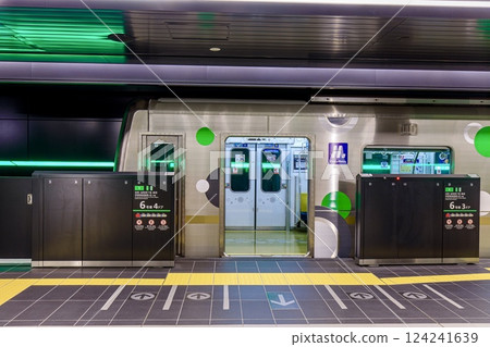 大阪府夢島站的月台上，停著一輛大阪地鐵 30000A 系列列車 124241639