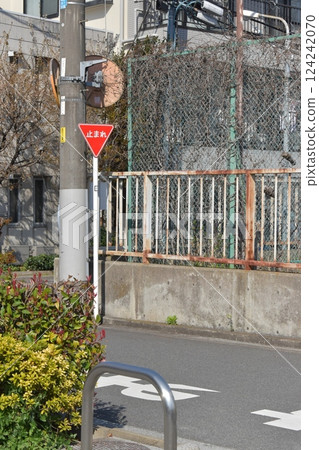 路標上寫著“停” 124242070