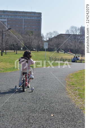 一個騎自行車的小女孩 一個騎自行車的小女孩 124242079