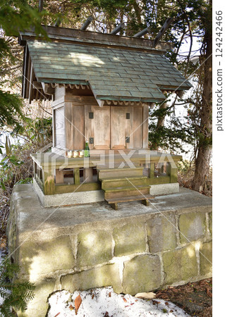 初春時節拍攝北海道七飯町成川稻荷神社境內的照片 124242466