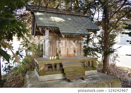 初春時節拍攝北海道七飯町成川稻荷神社境內的照片 124242467