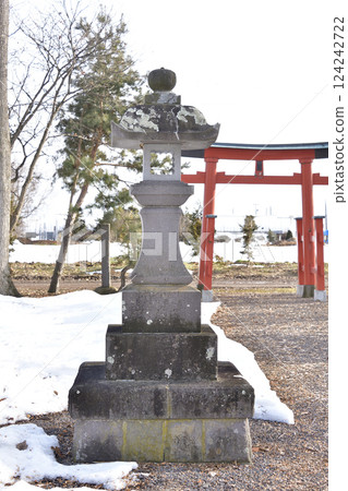 Photographing the grounds of Tsuruno Inari Shrine in Nanae Town, Hokkaido in early spring Photographing the grounds of Tsuruno Inari Shrine in Nanae Town, Hokkaido in early spring 124242722