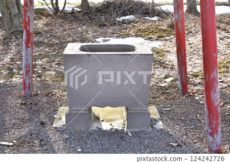 Photographing the grounds of Tsuruno Inari Shrine in Nanae Town, Hokkaido in early spring Photographing the grounds of Tsuruno Inari Shrine in Nanae Town, Hokkaido in early spring 124242726