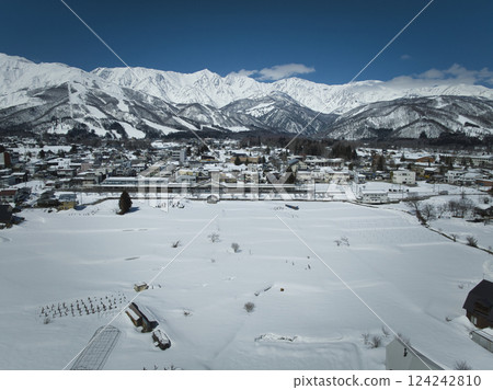 從天神坂俯瞰白馬三山、八方尾根滑雪場和白馬村的壯麗景色。 124242810
