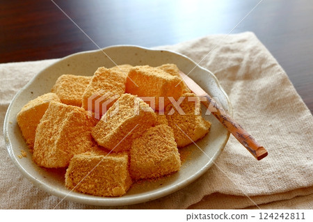 用馬鈴薯澱粉製作的黃豆粉紅蕨餅 124242811