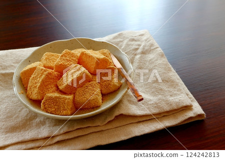 Kinako warabi mochi made with potato starch Kinako warabi mochi made with potato starch 124242813