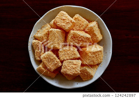 Kinako warabi mochi made with potato starch 124242897