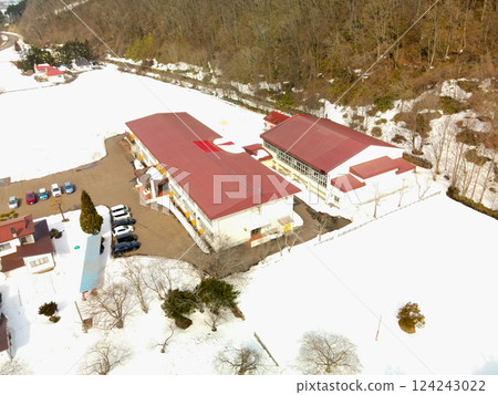 Aerial view of Atsutabe Town Tate Elementary School in early spring in Atsutabe Town, Hokkaido Aerial view of Atsutabe Town Tate Elementary School in early spring in Atsutabe Town, Hokkaido 124243022