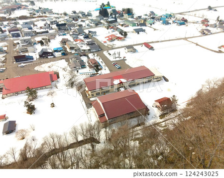 Aerial view of Atsutabe Town Tate Elementary School in early spring in Atsutabe Town, Hokkaido 124243025