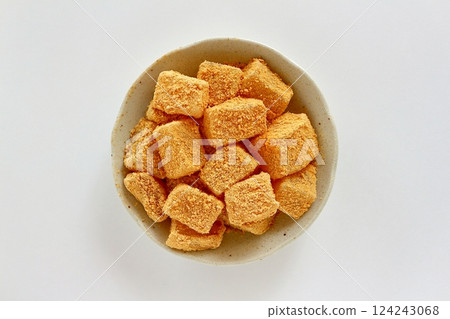 Kinako warabi mochi made with potato starch 124243068