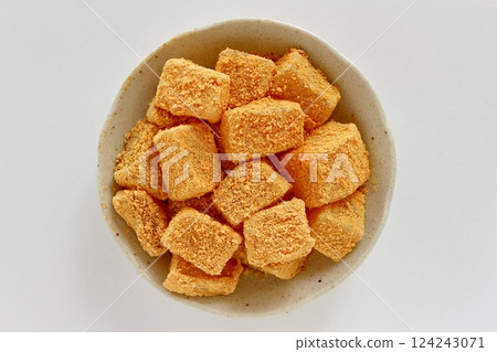 用馬鈴薯澱粉製作的黃豆粉紅蕨餅 124243071