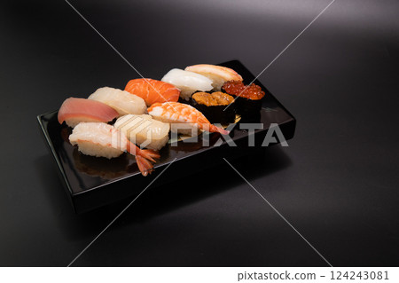 黑漆盤上精美擺放的壽司拼盤 124243081