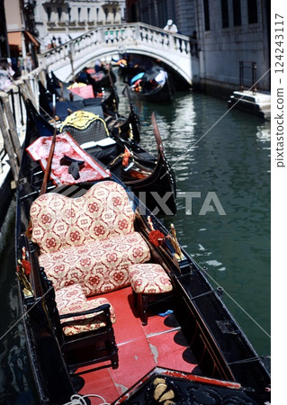 A gondola 124243117