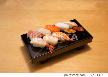 黑漆盤上精美擺放的壽司拼盤 黑漆盤上精美擺放的壽司拼盤 124243159