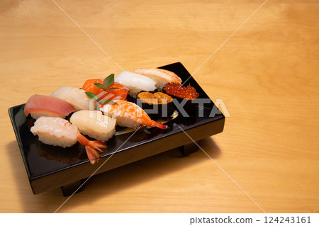 黑漆盤上精美擺放的壽司拼盤 黑漆盤上精美擺放的壽司拼盤 124243161