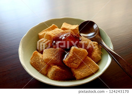 紅糖漿、黃豆粉和用馬鈴薯澱粉製成的蕨餅 124243170
