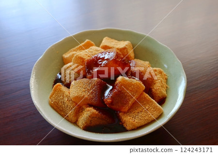 紅糖漿、黃豆粉和用馬鈴薯澱粉製成的蕨餅 124243171