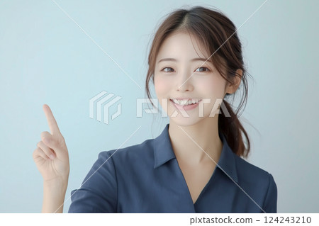 一位年輕的日本女子微笑著指著上方 一位年輕的日本女子微笑著指著上方 124243210