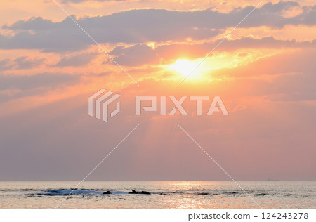 茨城縣三月中旬,河原子海灘的日出 茨城縣三月中旬,河原子海灘的日出 124243278
