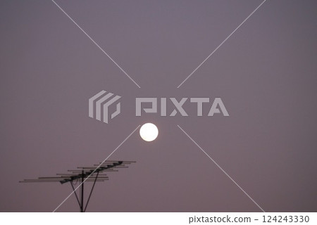 他面朝滿月,昂首挺立。電視天線,今天就給我們看一些好東西。 他面朝滿月,昂首挺立。電視天線,今天就給我們看一些好東西。 124243330