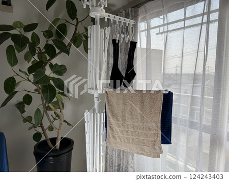 Drying laundry indoors 124243403