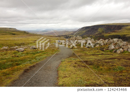 夏季在冰島美麗的自然風光中健行 124243466