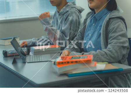 studying, high school student, digital tablet 124243508