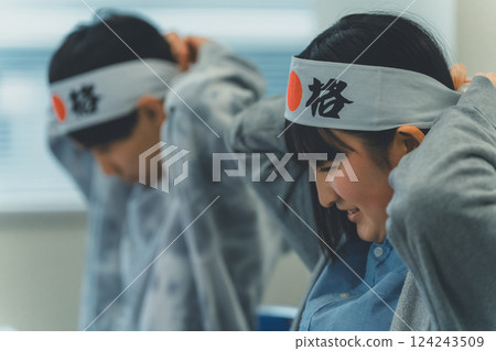 student preparing for an exam, student taking an exam, taking an examination 124243509